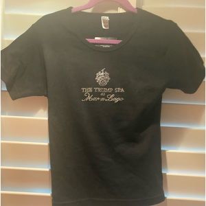 (NWT)black fitted t-shirt from Mar a largo with rhinestones pristine condition